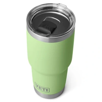 Imagen de YETI Rambler Vaso aislado al vacío de acero inoxidable con tapa Magslider, color lima, 887 ml