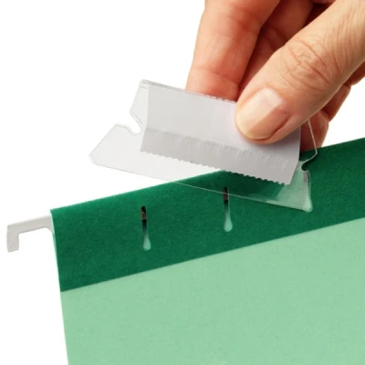 Imagen de Esselte Portaetiquetas de recambio con etiqueta para carpetas colgantes, Plástico, Transparente, 5 cm largo, Classic, 94514, Bolsa 25