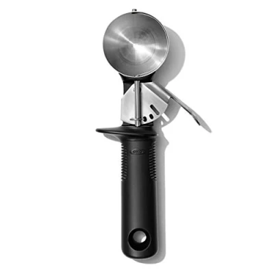 Imagen de OXO Good Grips Cuchara helado con gatillo, accesorio profesional para servir