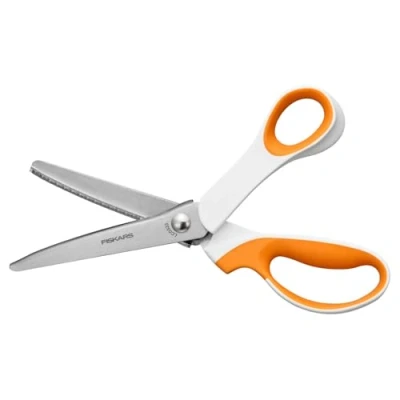 Imagen de Fiskars Tijeras Dentadas, Longitud: 24,2 cm, Para Diestros, Hoja de Acero Inoxidable/Mango Plástico, Blanco/Naranja, SoftGrip, 1070024