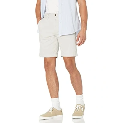 Imagen de Amazon Essentials Pantalones Cortos Chinos de Corte Ajustado con Pernera 23 cm Hombre, Plateado, 32W