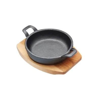 Imagen de Artesà Cacerola de Hierro Fundido en Miniatura con Tabla Madera para Servir, Estilo Olla Poco Profunda, Gratinar, Tapas, Curry y Carne, Apta Placas Inducción, (6.4 x 4.9&quot;), Redonda, Negro