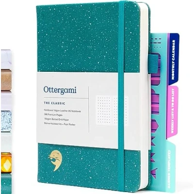 Imagen de Ottergami Set de Cuaderno A5 Punteado, The Classic Journal Notebook Tapa Dura, 150 g/m2 Kit Notas que Incluye Libreta Puntos con Bolsillo Trasero, Plantillas y Portabolígrafos