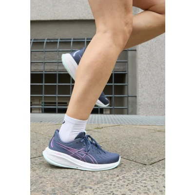 Imagen de Asics Gelcumulus 26 Zapatillas de running neutras, Mujer, Talla: 37.5, Tarmac/bold magenta Zapatos