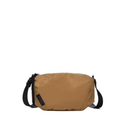 Imagen de Bandolera Mediana KCB Puffy Compacto, Práctico y Espacioso Estilo Moderno Cómodo Ideal para el Día a Asas Ajustables 100% Vegano Color Ocre