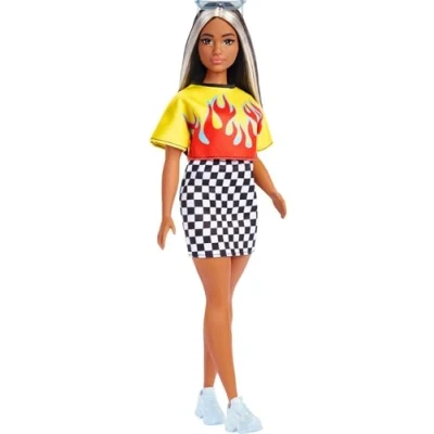Imagen de Barbie Fashionista Muñeca Pelo Blanco y Negro Curvy con Top Llamas, Falda de Cuadros Accesorios Moda Juguete (Mattel HBV13)