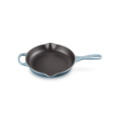 Imagen de LE CREUSET Signature 20182234340422 Sartén de hierro fundido esmaltado con mango auxiliar y dos labios vertido, 23 cm Chambray,