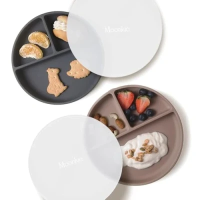 Imagen de Moonkie Platos de succión para bebés y niños pequeños divididos silicona sin BPA con tapa Aptos microondas lavavajillas 2 Pack (Warm Taupe/Dark Grey)