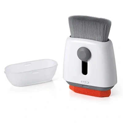 Imagen de OXO Good Grips Cepillo Sweep &amp; Swipe para limpiar el teclado del ordenador, color blanco