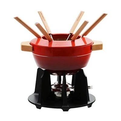 Imagen de Le Creuset Set de fondue hierro fundido, Con 2 asas madera, tapa antisalpicaduras, quemador y 6 tenedores para fondue, Volumen 2.3 L, Cereza, 60612000602460