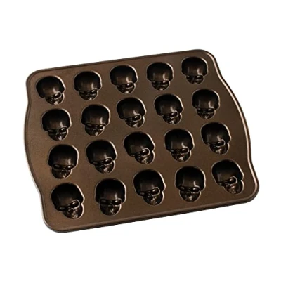Imagen de Nordic Ware molde para bitelets de calavera, lata aluminio fundido, pastel Bundt con patrón premium fabricado en los Estados Unidos, color: bronce