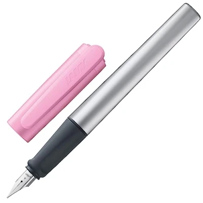 Imagen de Lamy nexx rose Pluma estilográfica con empuñadura antideslizante y plumín de acero pulido en tamaño A cuerpo triangular aluminio incluye cartucho T 10 azul Diestro