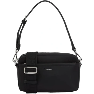 Imagen de Calvin Klein Bolso bandolera Mujer Must Convertible Camera Bag con correa desmontable, Negro (Ck Black), Talla Única